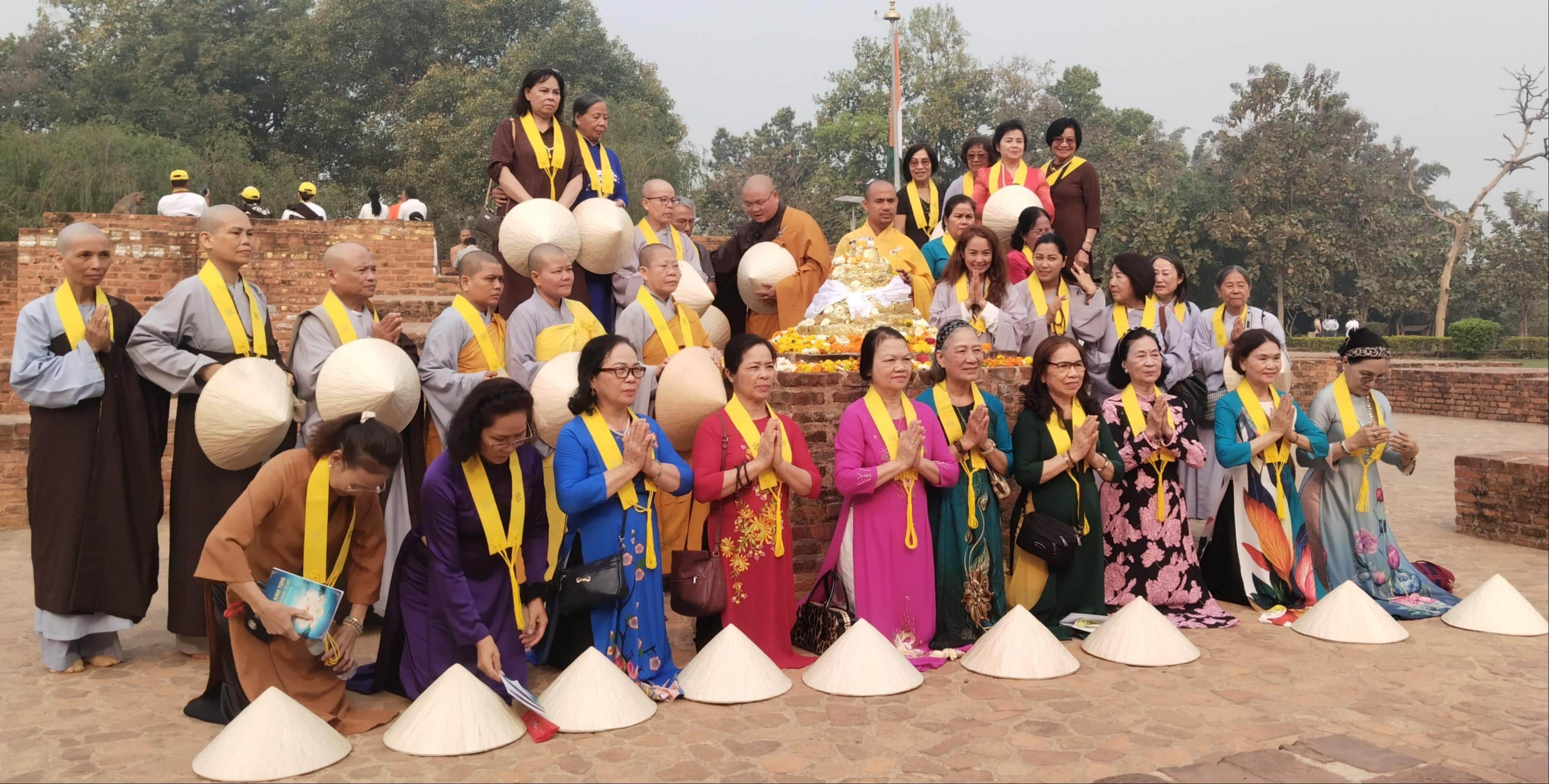 गंध कुटी में प्रार्थना करते वियतनाम के अनुयायी।