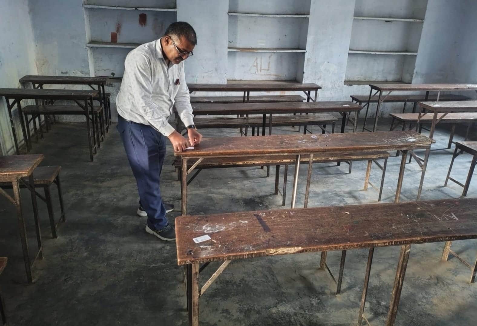 गांधी विद्यालय में परीक्षा की तैयारी में चिपकाई जा रही डेस्क स्लिप। संवाद