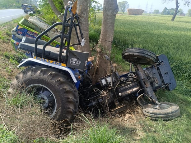 Tractor-trolley overturned in the fields along the highway, driver seriously injured