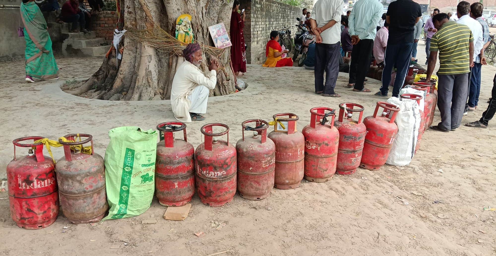 गायत्री मंदिर अकबरपुर के निकट गैस के लिए कतार में रखे गए सिलिंडर। 
