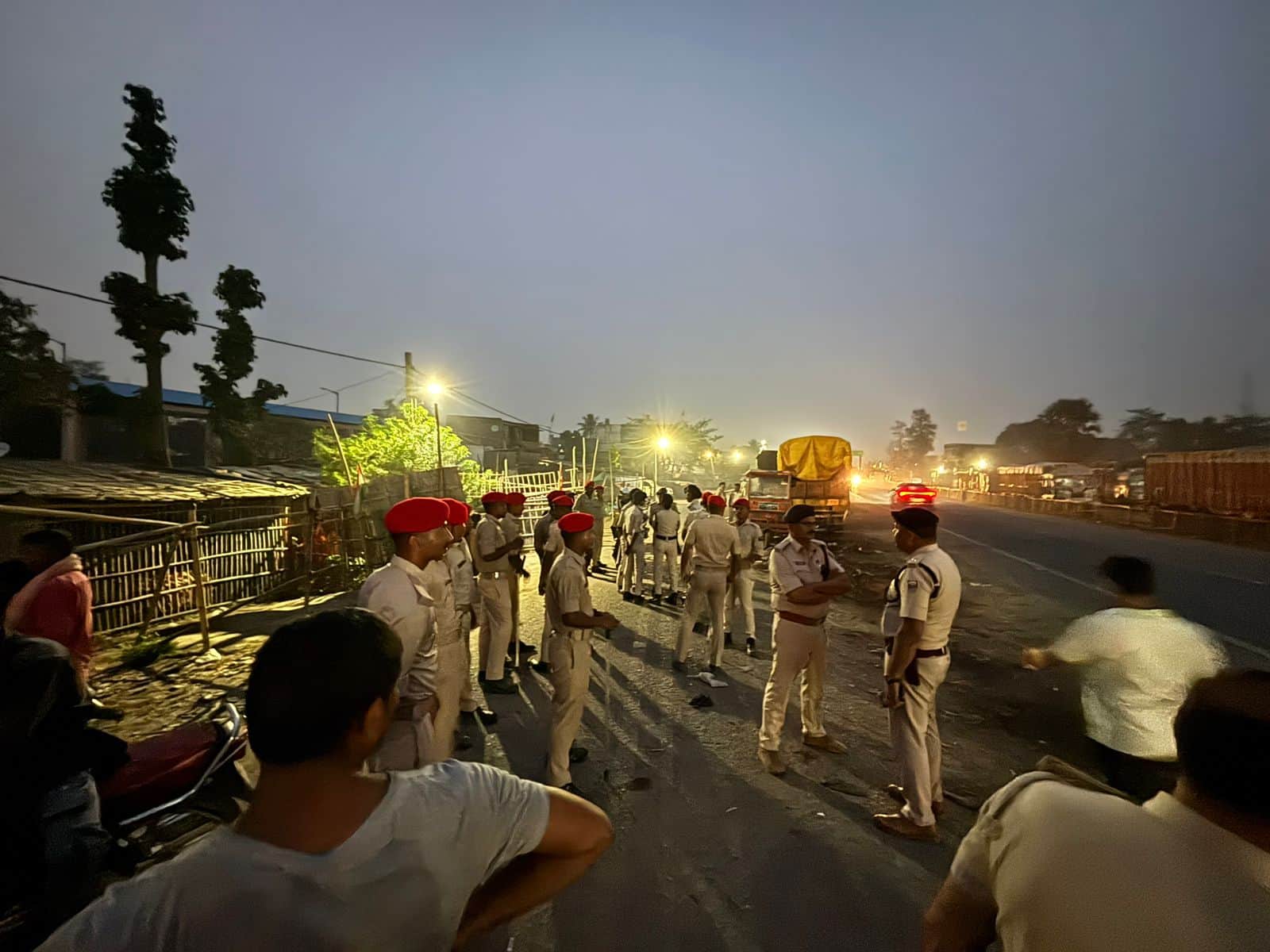 घटनास्थल पर मामले की जांच पड़ताल करते पुलिस