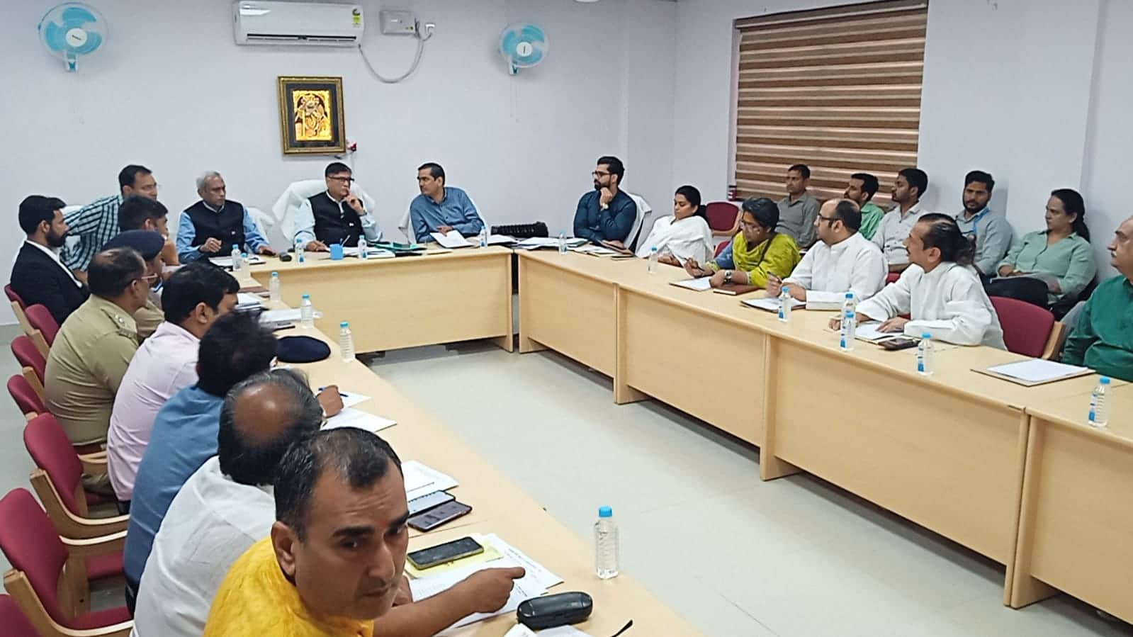 हाईपावर्ड कमेटी की बैठक में मौजूद अध्यक्ष अशोक कुमार और अन्य। 