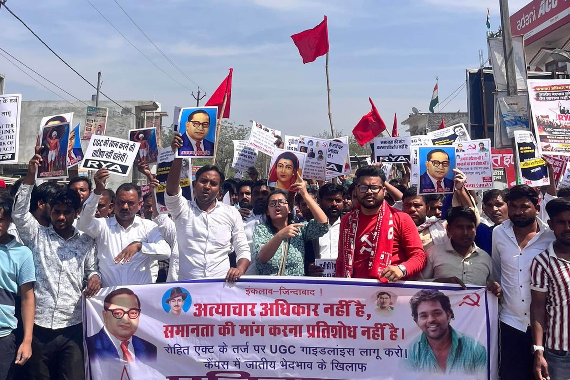 हरचंदपुर कस्बा में जूलमस निकालकर प्रदर्शन करते भाकपा