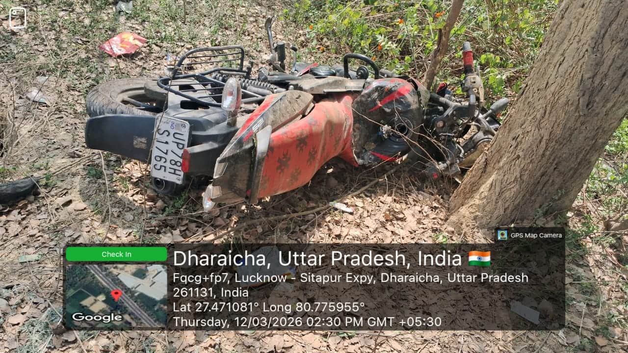 हादसे के बाद पलटी पड़ी बाइक।
