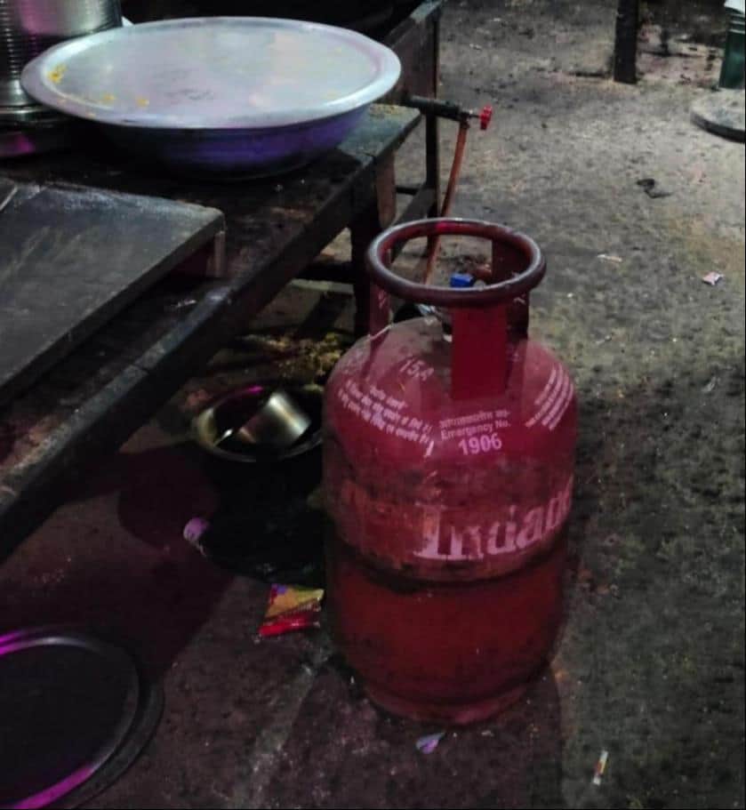 इकौना के एक होटल में प्रयोग हो रहा घरेलू गैस सिलिंडर