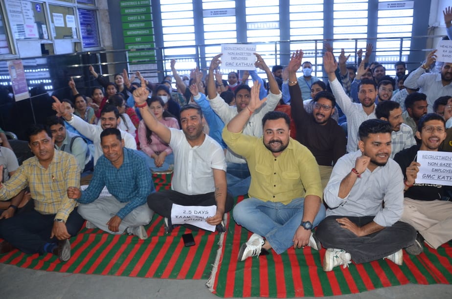 जीएमसी कठुआ में स्वास्थ्य कर्मी हड़ताल के दौरान प्रदर्शन करते हुए संवाद