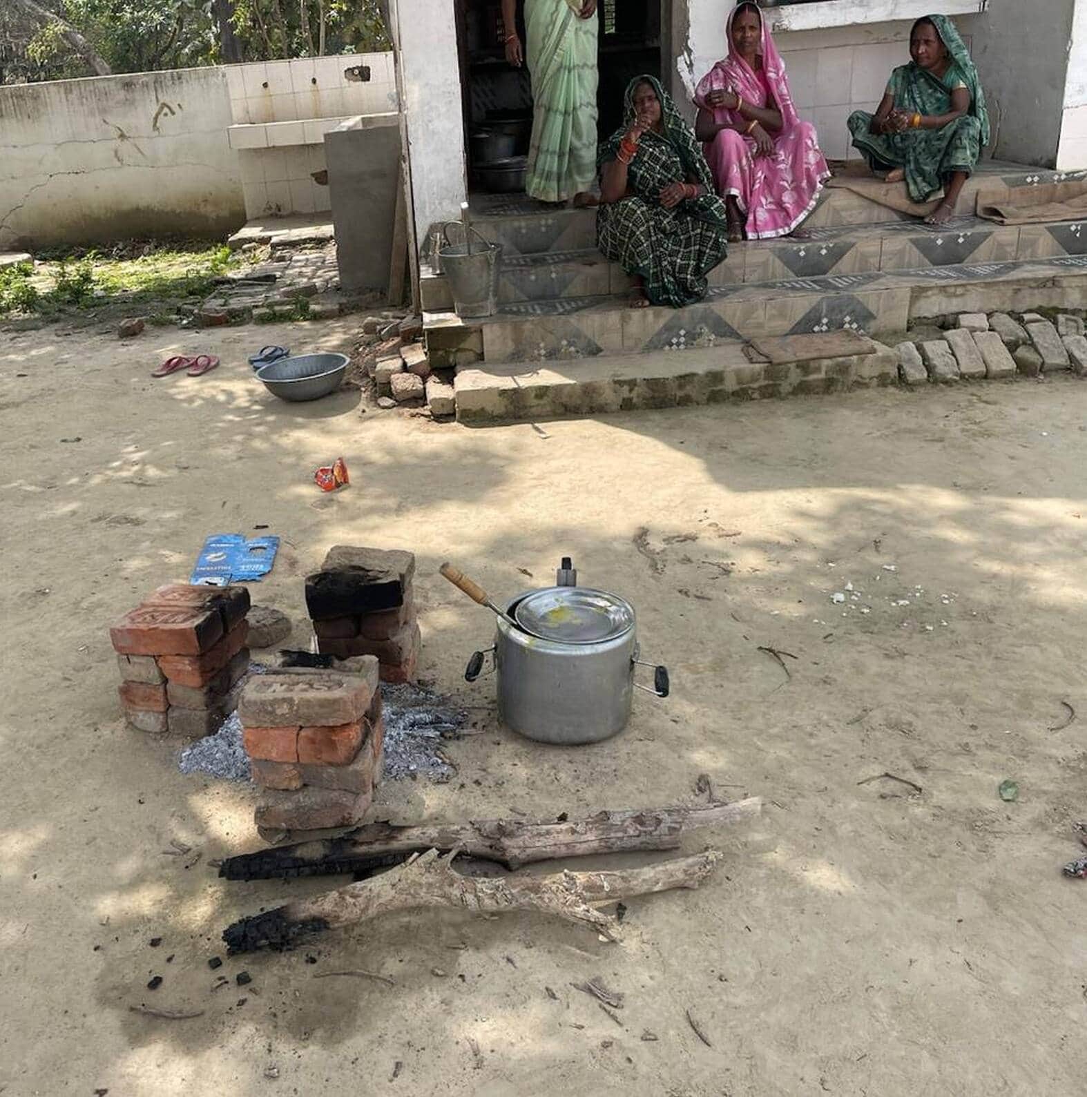 जहांगीरगंज के कंपोजिट विद्यालय करौदी लाठौरी में रखा भोजन।