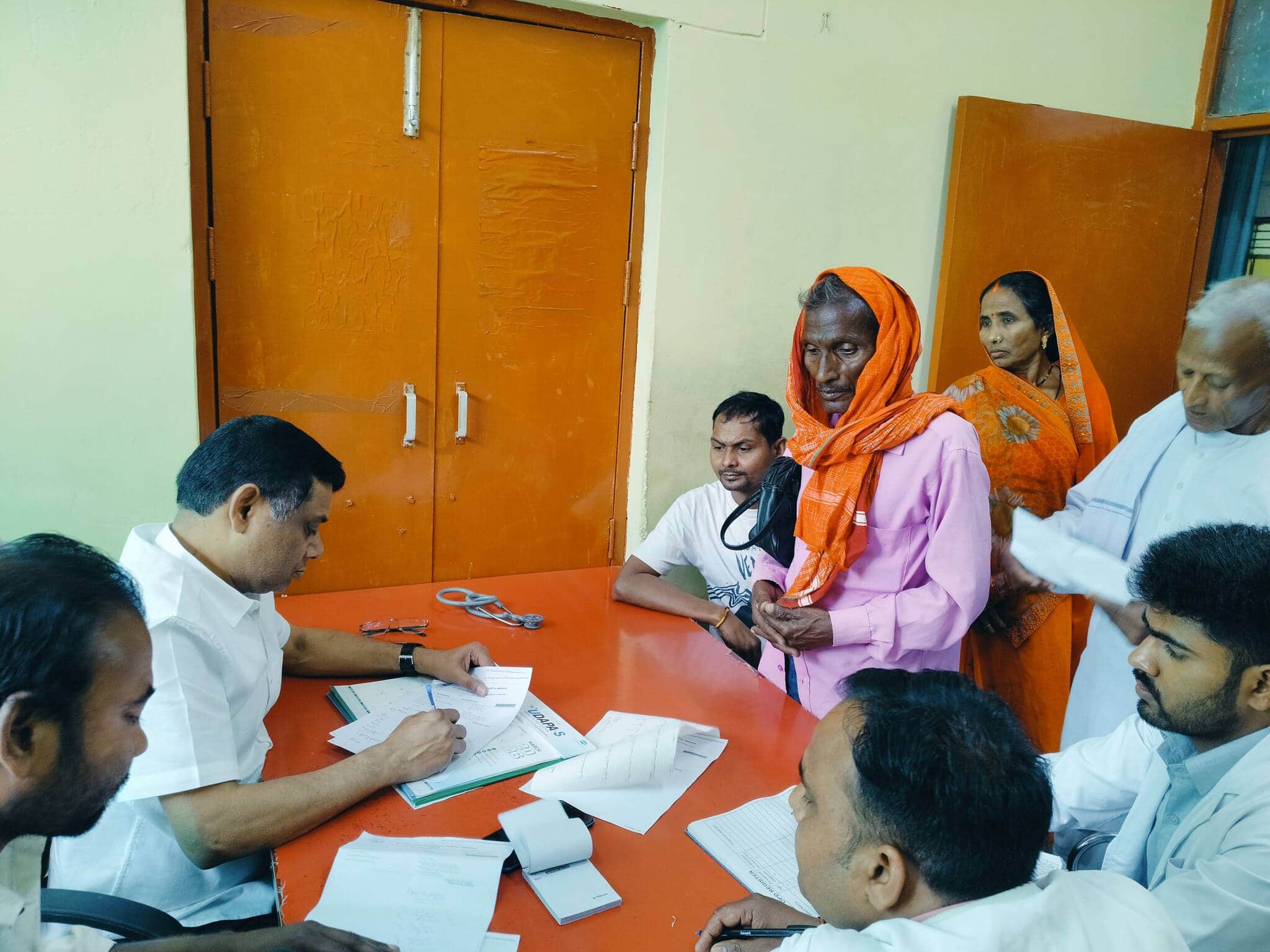 जिला अस्पताल की ओपीडी में बृहस्पतिवार को मरीजों को उपचार संबंधी परामर्श देते फिजीशियन डॉ. डीपी