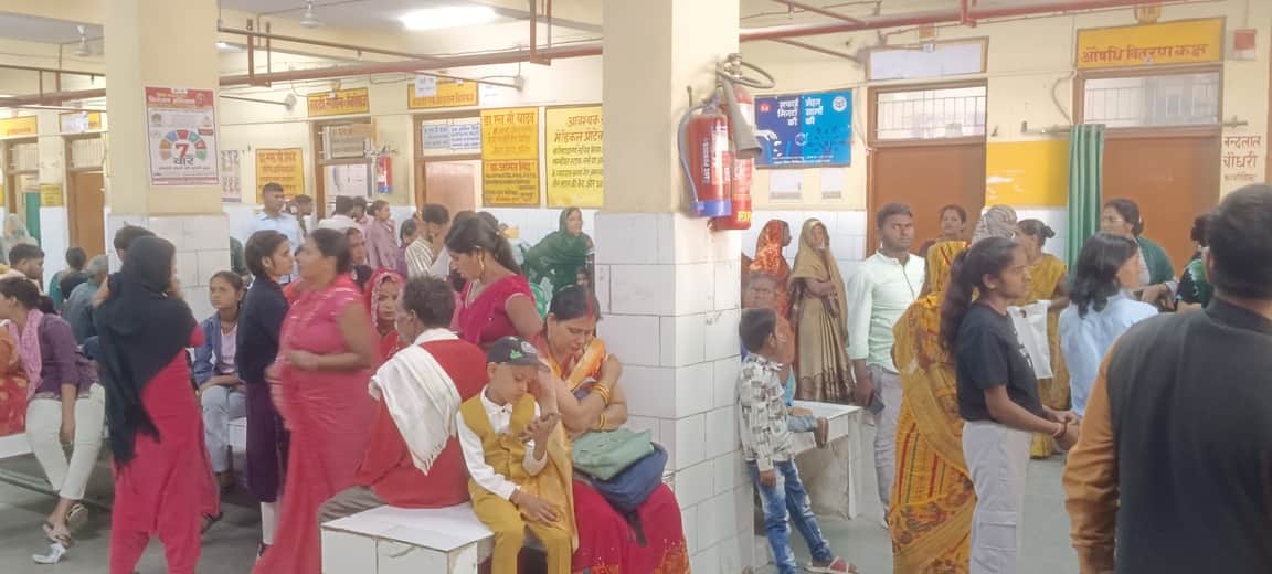 जिला अस्पताल में मरीजों की लगी भीड़-संवाद