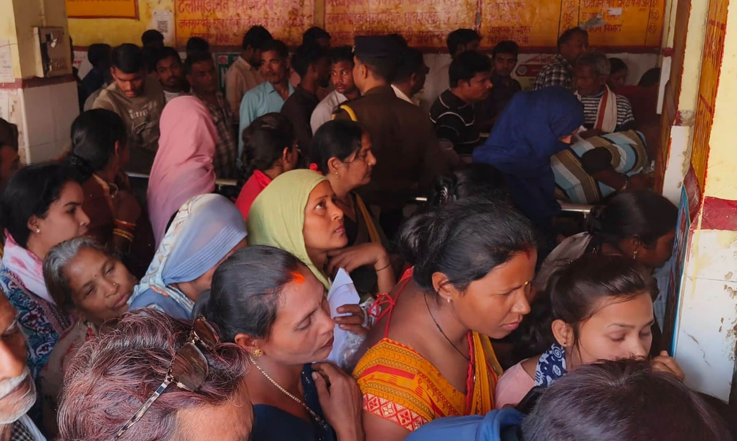 जिला अस्पताल में पर्चा बनवाने के लिए काउंटर पर लगी मरीज व तीमारदारों की भीड़। 