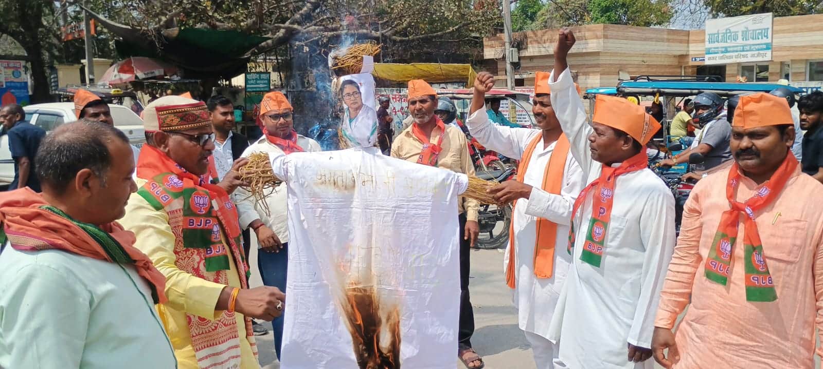 कचहरी तिराहे पर पश्चिम बंगाल की मुख्यमंत्री ममता बनर्जी का पुतला फूंकते भाजपा अनुसूचित जनजाति म