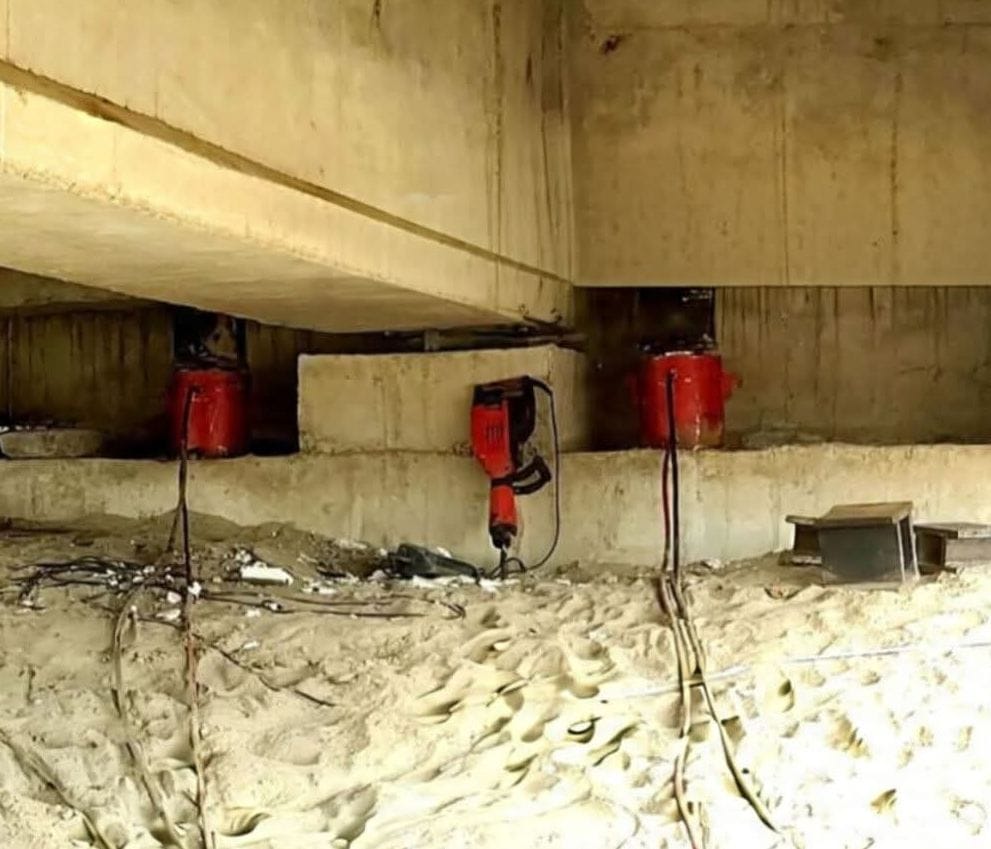 The Garra River bridge will be raised by 80 cm with hydraulic jacks.