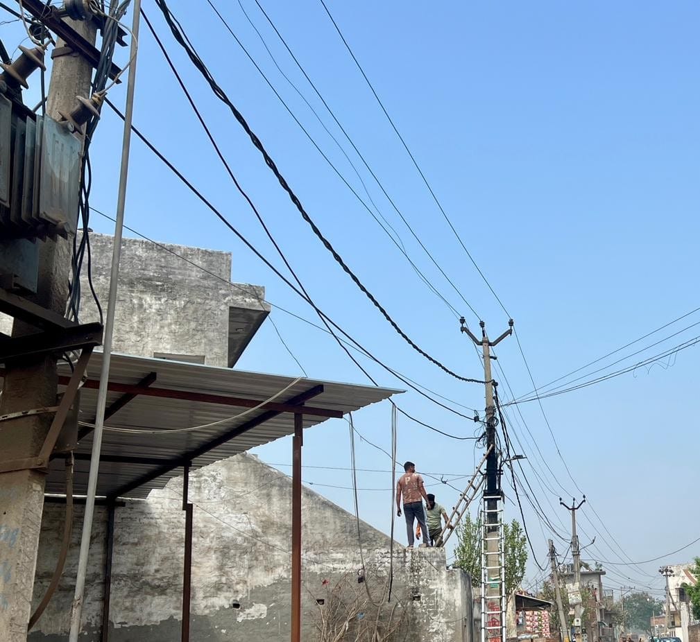 A short circuit on an electric pole caused a fire, burning BSNL broadband cables.