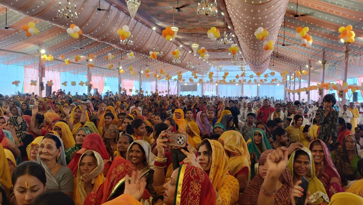Chants of Jai Shri Ram and Jai Shri Krishna resonated in Raibha; listeners were moved by the tales of Shri Ram and Shri Krishna's incarnations; flowers were showered in the Katha pandal.