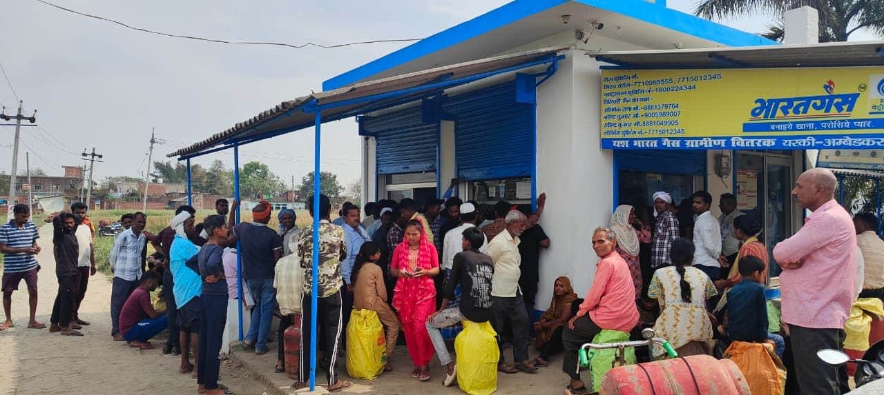 कटेहरी के यरकी स्थित गैस एजेंसी के पास लगी भीड़।
