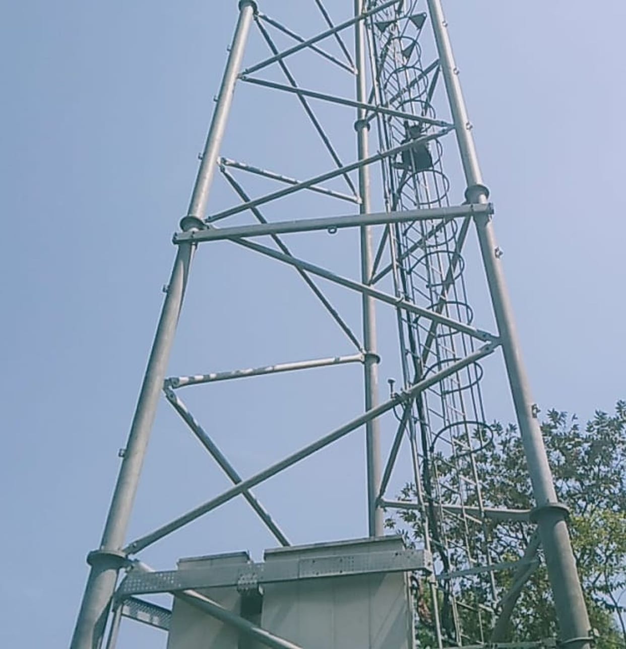 Distressed by the lack of farewell to his wife, the young man climbed the tower