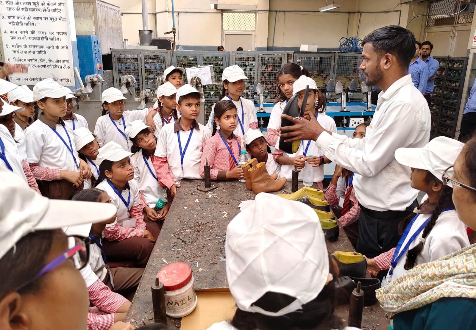 केंद्रीय पादुका प्रशिक्षण संस्थान में पीएम श्री विद्यालय बरौस केे छात्र-छात्राओं को जानकारी देत