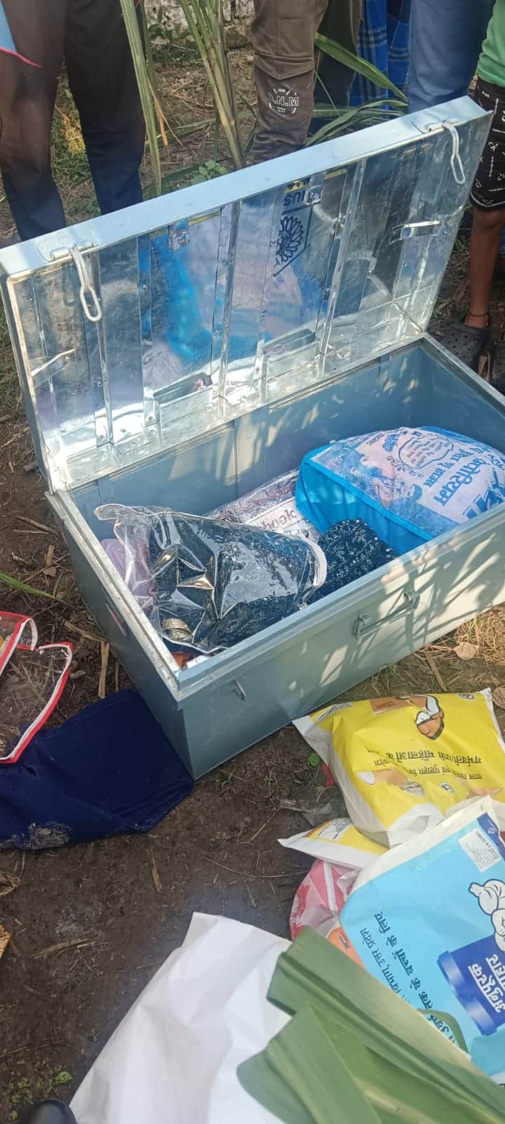 खोजनपुर गांव में मकान में रखे चोरी के बाद टूटा बक्सा व बिखरे पड़े सामान। संवाद