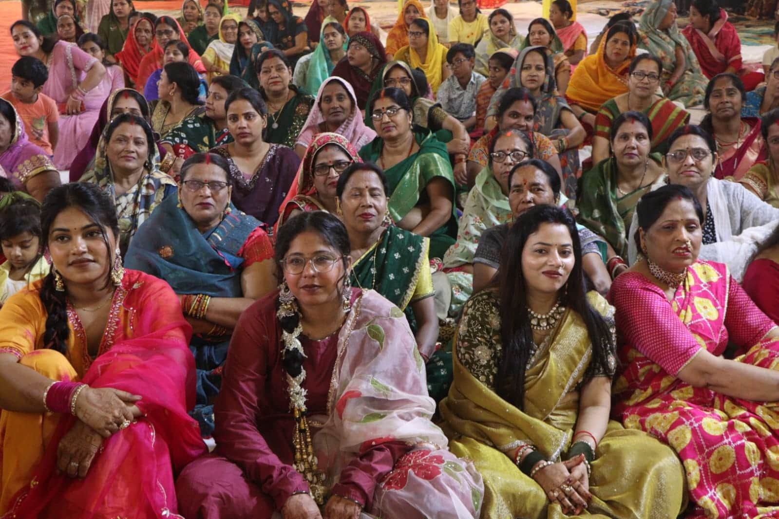 खलीलाबाद के गोला बाजार में चल रहे भागवत कथा सुनने को लगी भीड़-स्रोत आयोजक