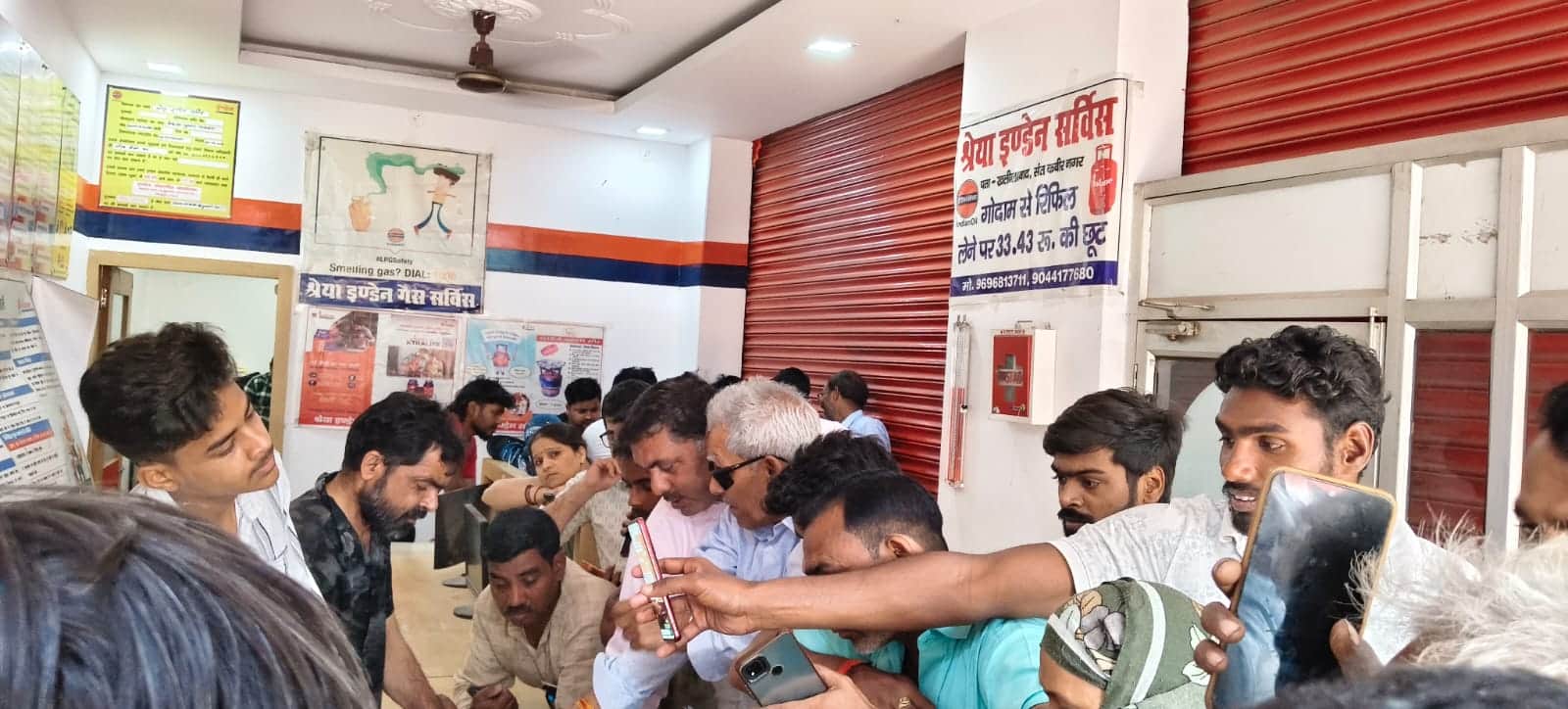 खलीलाबाद में एक गैस एजेंसी में बुकिंग के लिए लगी भीड़। संवाद