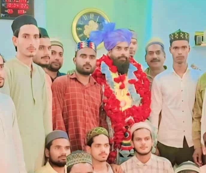 Gifts were given to the Maulana who recited the Quran.