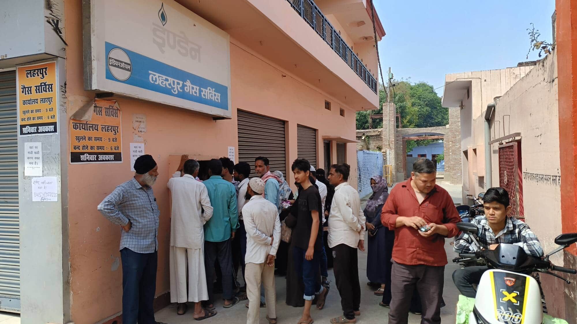 लहरपुर में गैस एजेंसी पर खड़े उपभोक्ता।