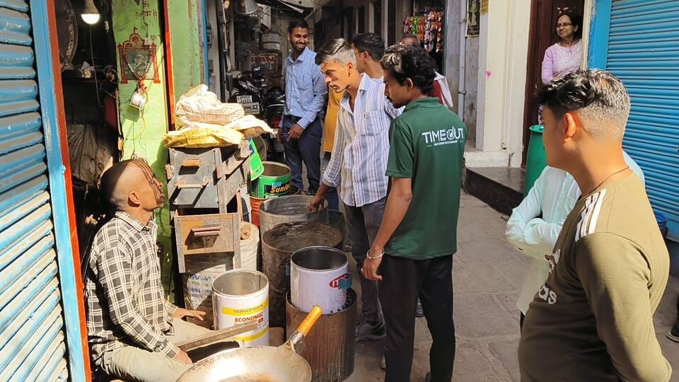 Cylinder crisis: Kashi's kitchens returned to the stoves, problems increased from hotels, monasteries, bhandaras to food fields.