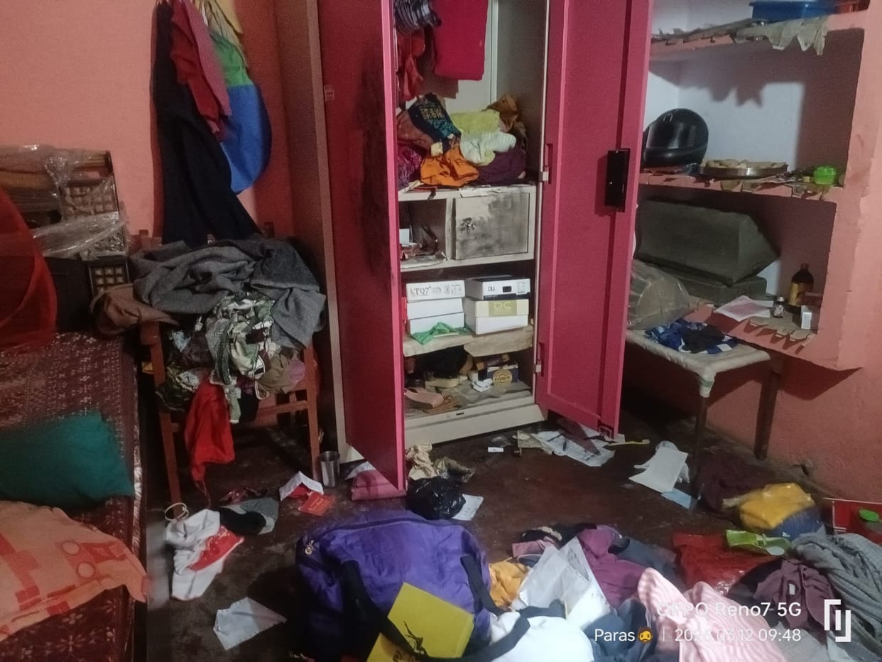 Miscreants looted jewelery worth two lakhs at gunpoint