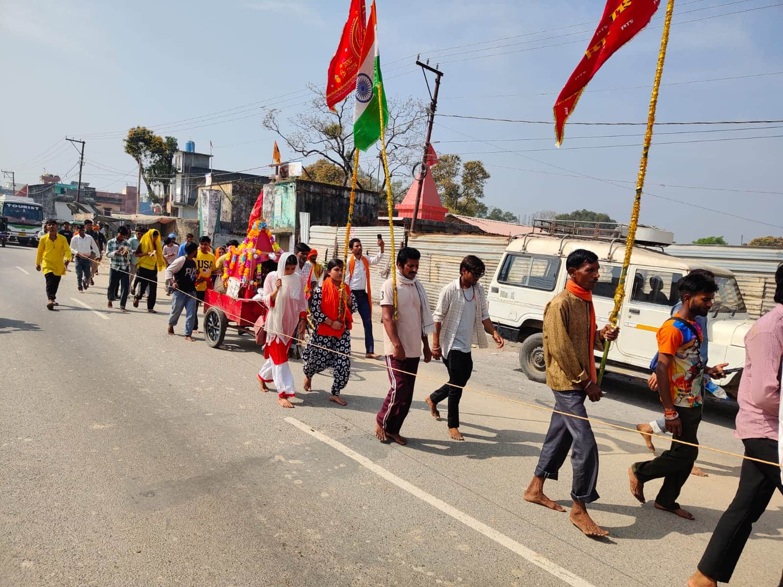 मां पूर्णागिरि धाम में मां के डोले के साथ आगे बढ़ते श्रद्धालु। संवाद