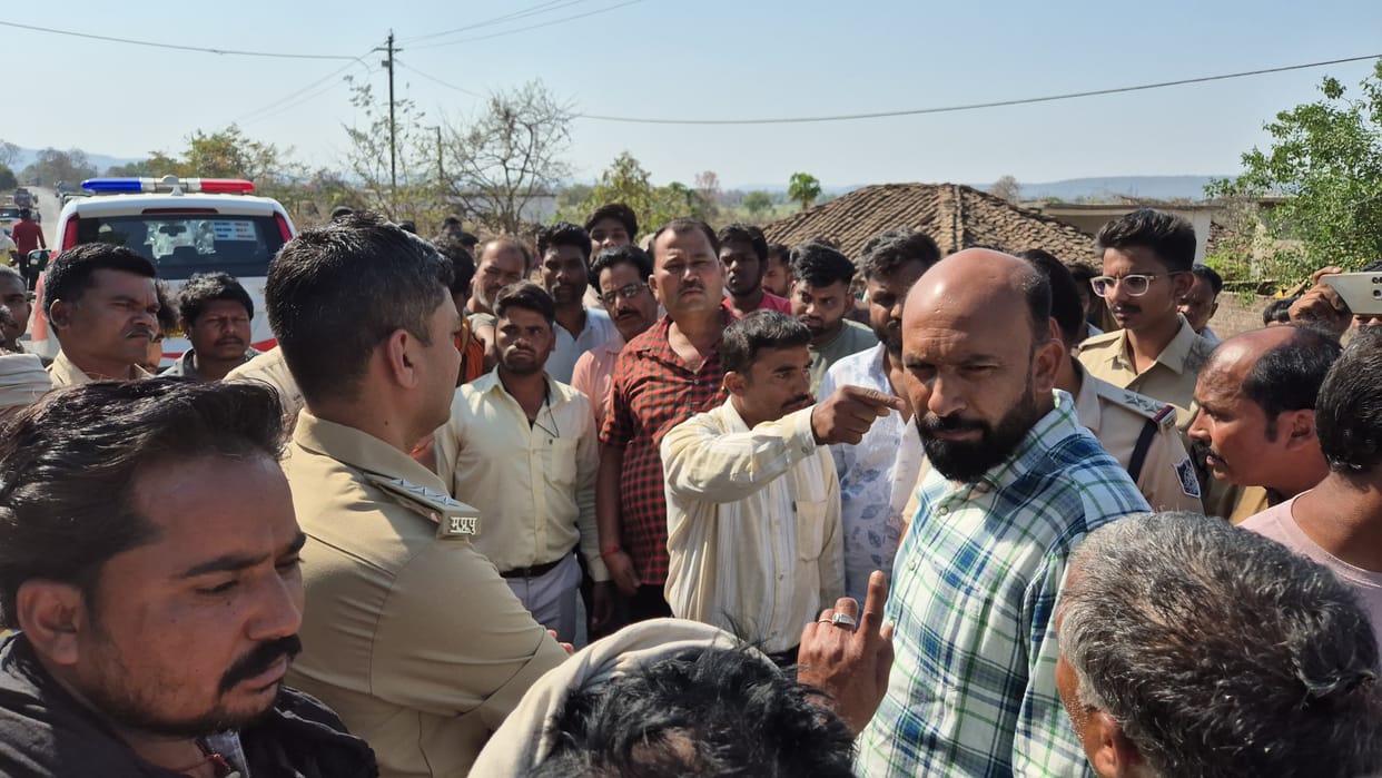 A two-and-a-half-year-old girl returning from Anganwadi was crushed by a dumper, anger in Mandla