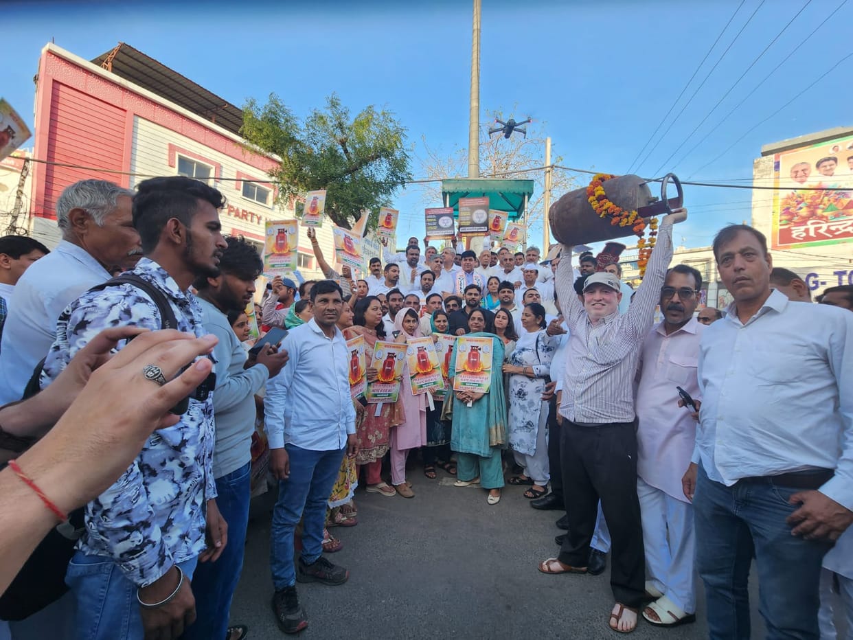 Congress Takes to the Streets Against Rising Prices; Stages Protest Carrying Gas Cylinders