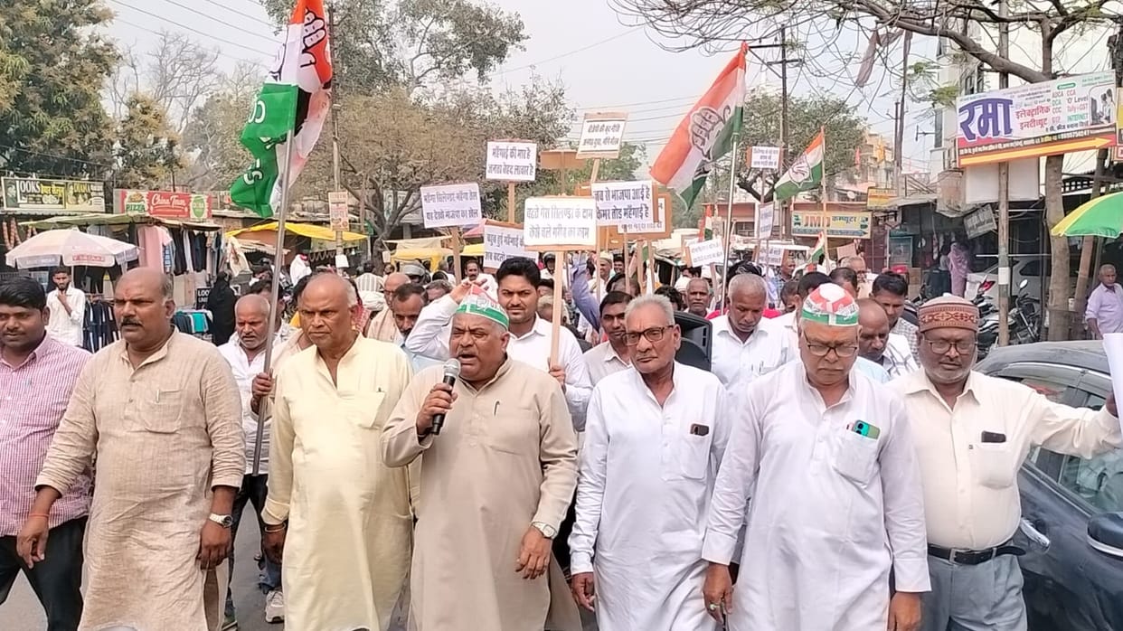 Congress workers protested against the increased price of gas cylinders and inflation.