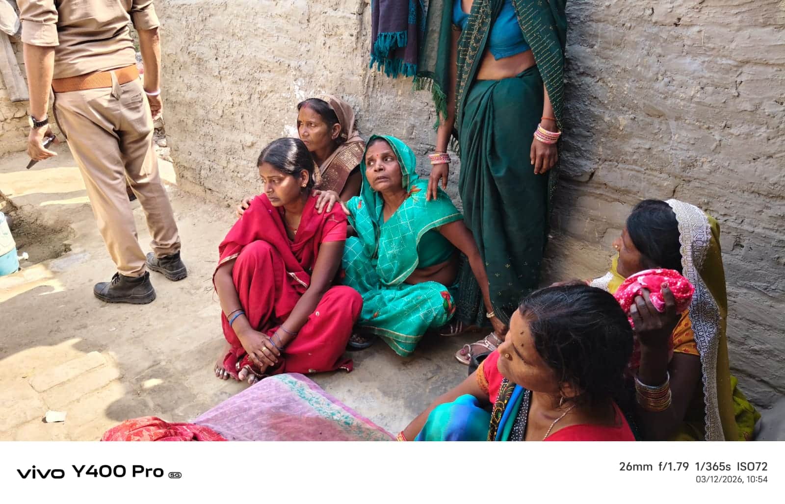 महिला की हत्या के बाद गमगीन परिजन।