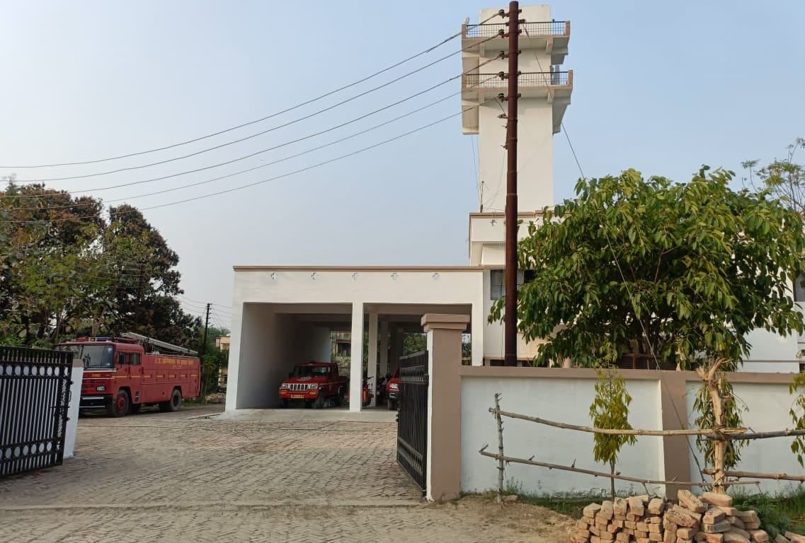 A population of 2 million lives in narrow lanes, responsibility to extinguish fire lies on four vehicles