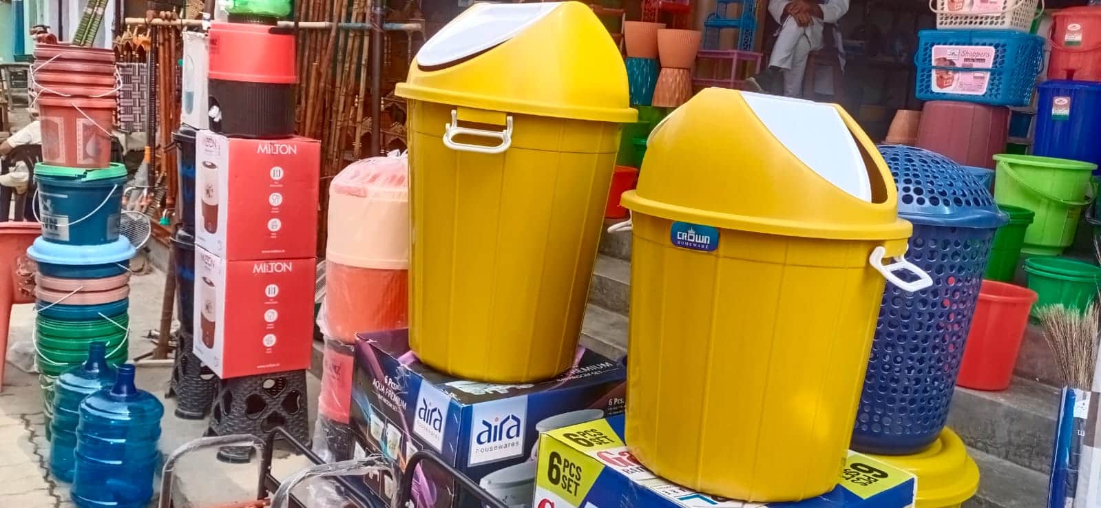 नगर के कचहरी स्थित एक दुकान पर बिकते प्लास्टिक के उत्पाद-संवाद