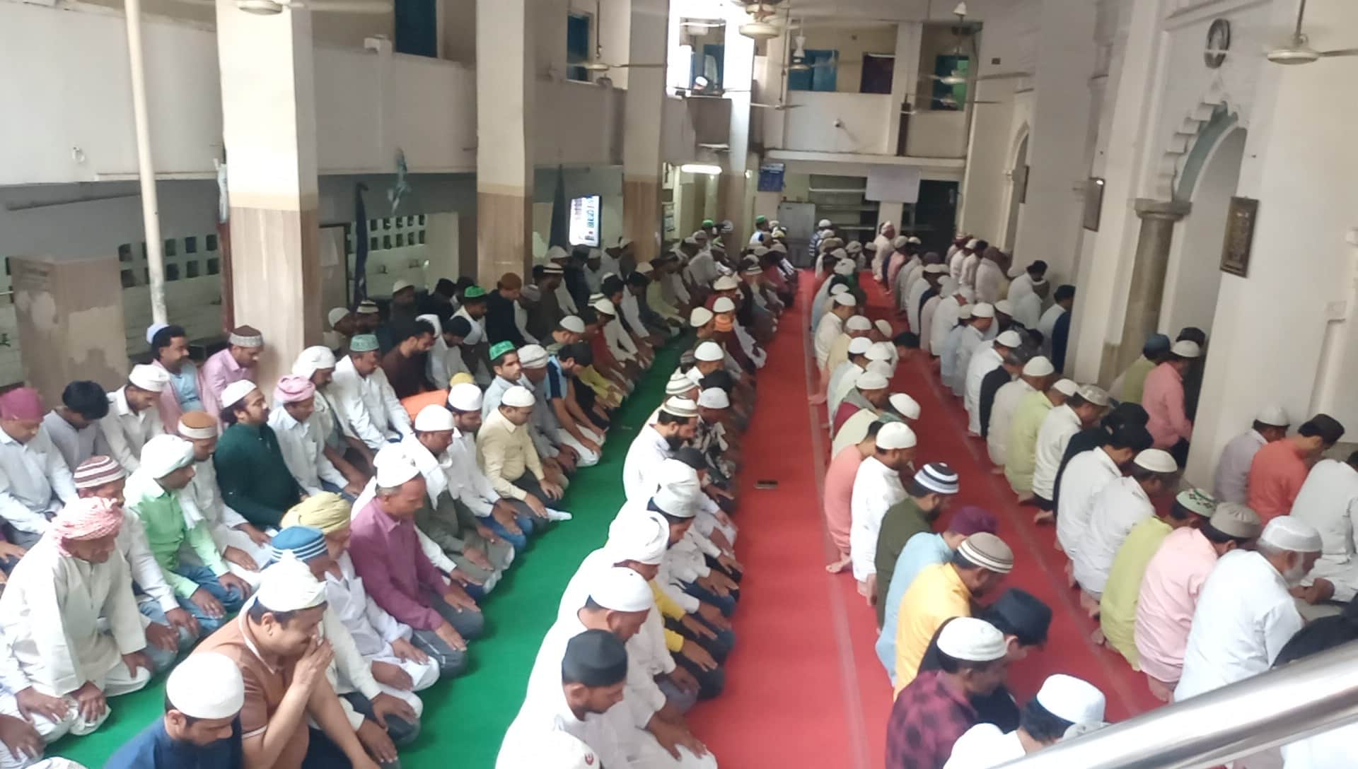 नगर के विशुनीपुर स्थित जामा मस्जिद में अल विदा जुमा की नमाज अदा करते मुस्लिम बंधु। संवाद