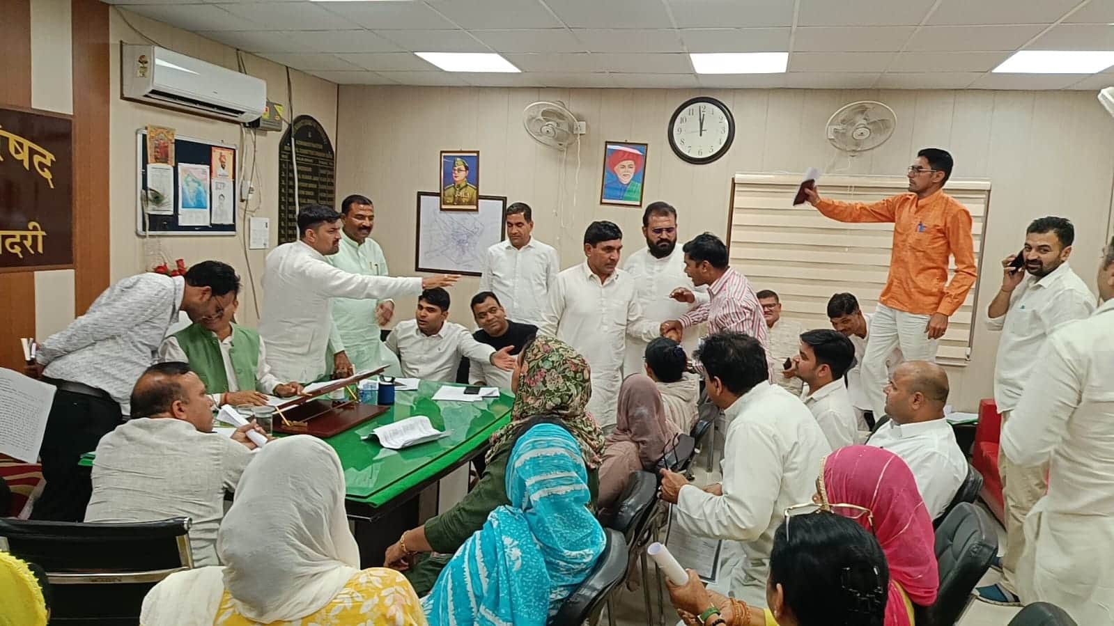 नगर परिषद हाउस की बैठक में हंगामा करते पार्षद। 