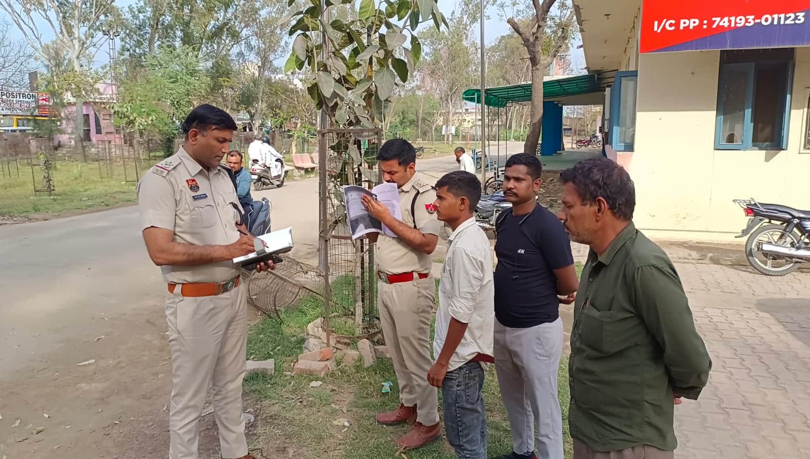 नागरिक अस्पताल में मृतका के परिजनों से बात करते सदर थाना प्रभारी। 