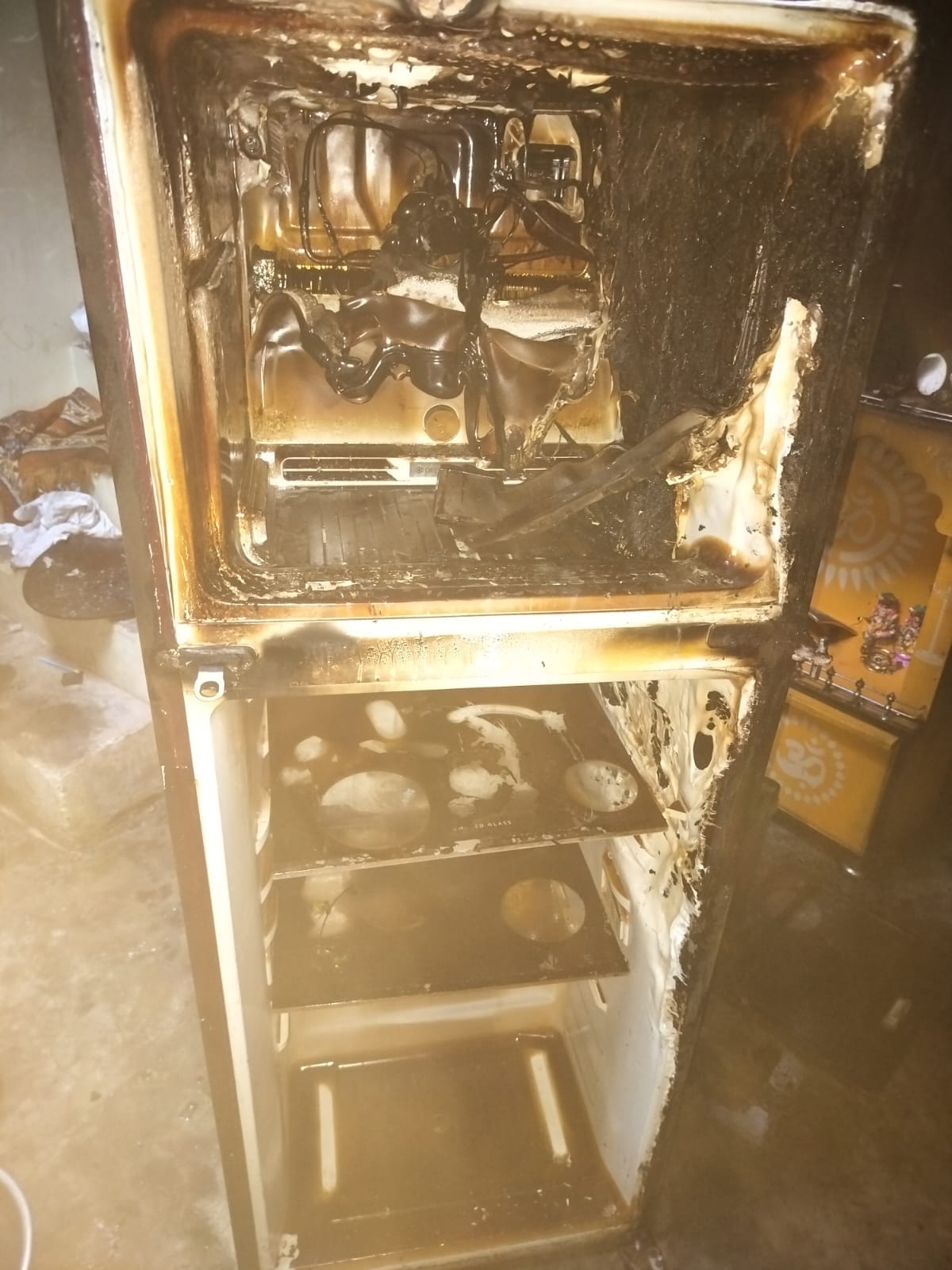 A short circuit caused a fire in the house, burning household items.