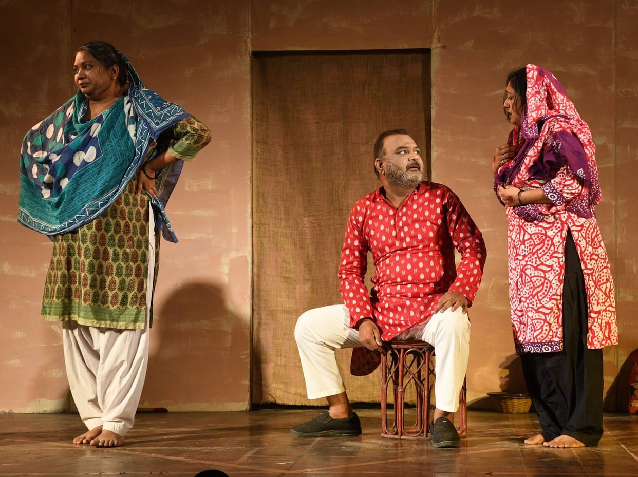 The pain of the sisters was revealed in the staging of Do Akeli.