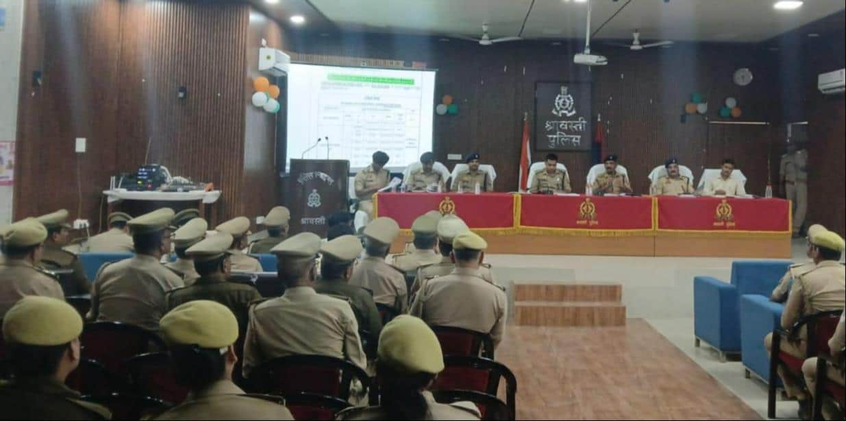  पुलिस लाइन सभागार में भर्ती परीक्षा की तैयारी बैठक करते पुलिसकर्मी