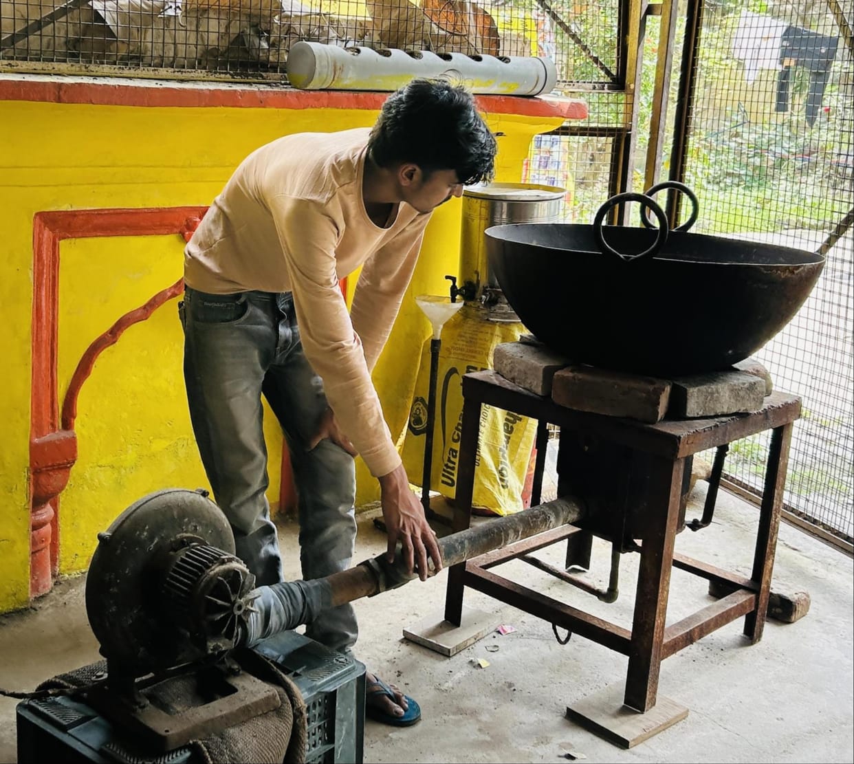 Gas crisis forces 200 small shops to close, pizza and pasta disappear from restaurant menus