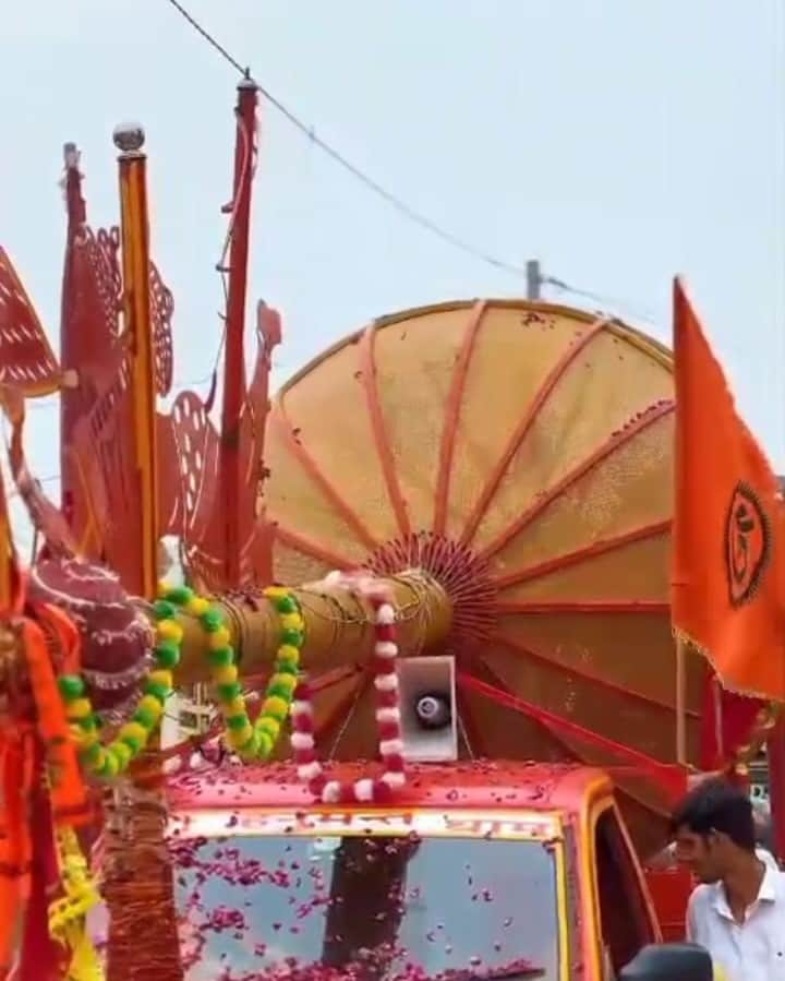 पुरानी अनाज मंडी में पहुंची 21 फीट लंबी पवित्र गदा।