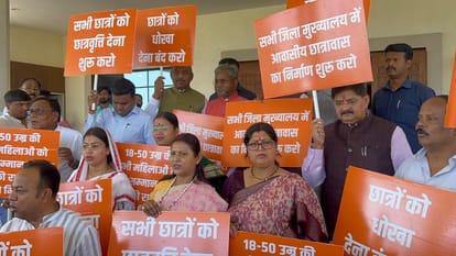 विधानसभा में प्रदर्शन करते बीजेपी विधायक