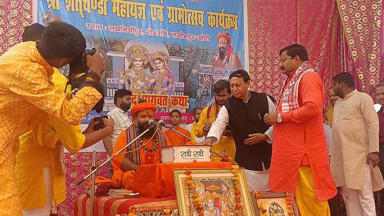 प्रवचन करते धनंजय दास जी महाराज। स्रोत: आयोजक