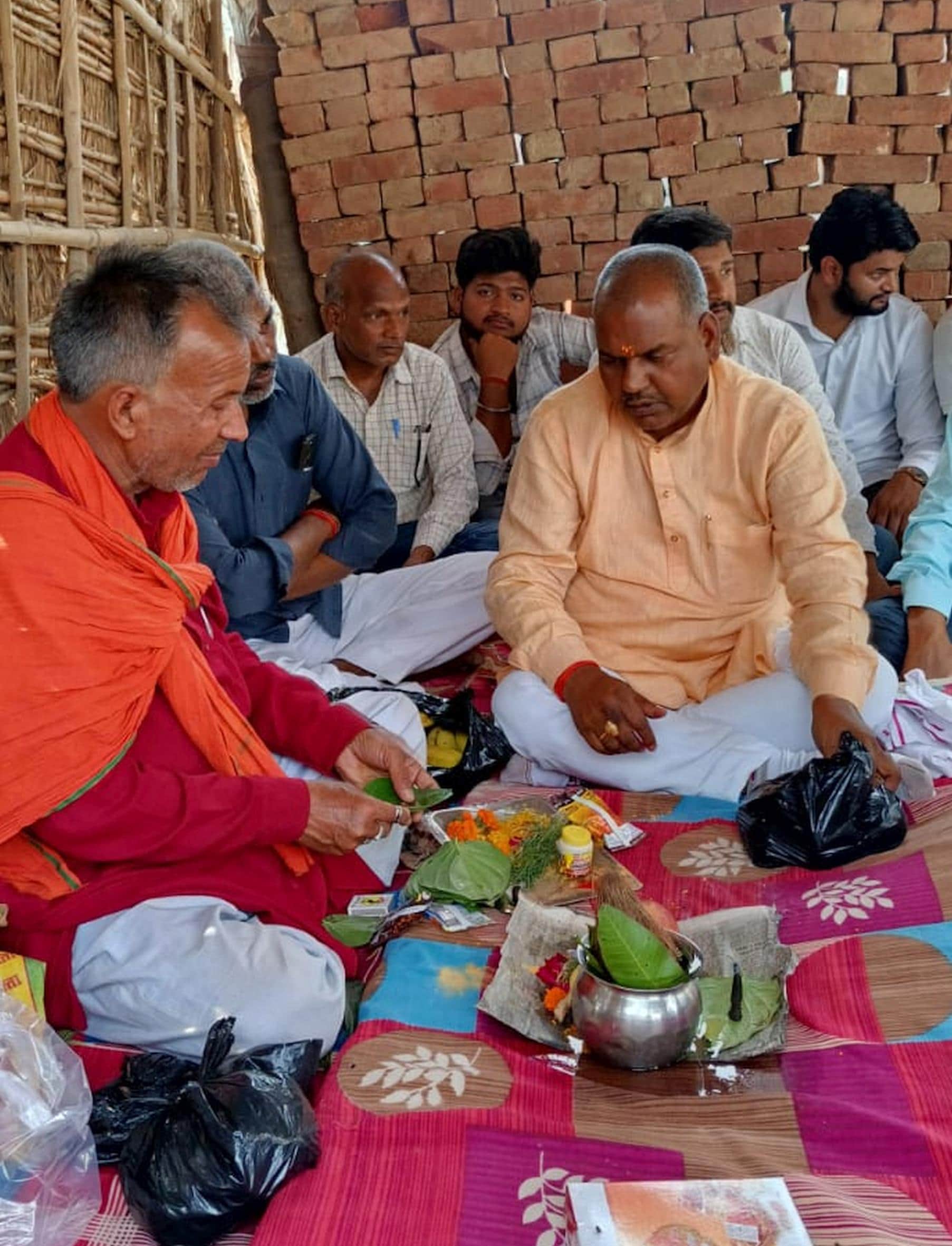 पूसूपुरवा में पुल निर्माण के लिए पूजन करते विधायक।