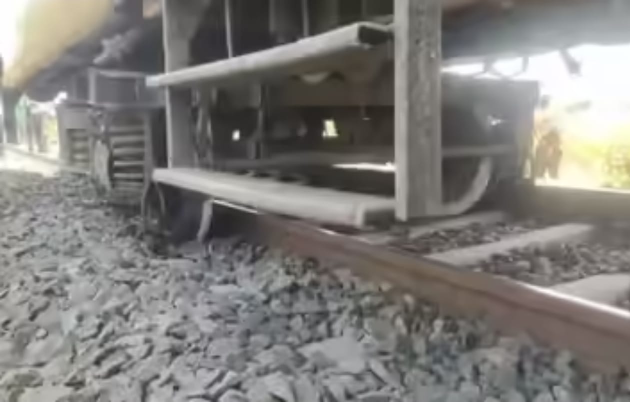 पटरी से उतरी ट्रेन।