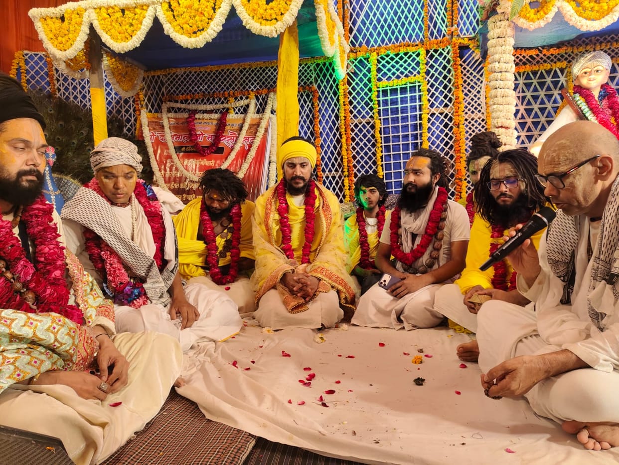 The appearance of Banke Bihari was celebrated, and Saint Premananda offered his congratulations.