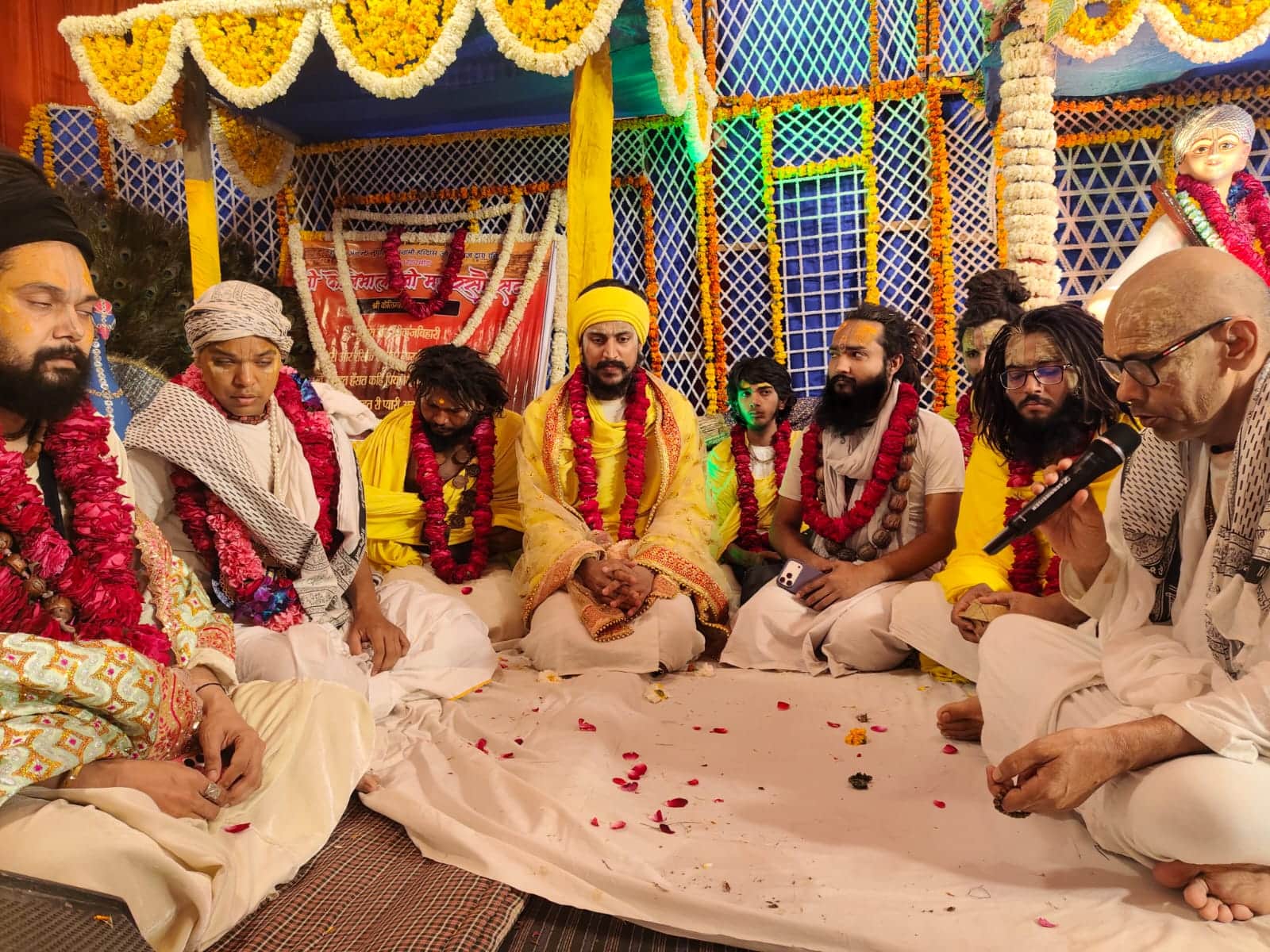 रंगीली कुंज के केलिमाल महोत्सव में मौजूद संत। 