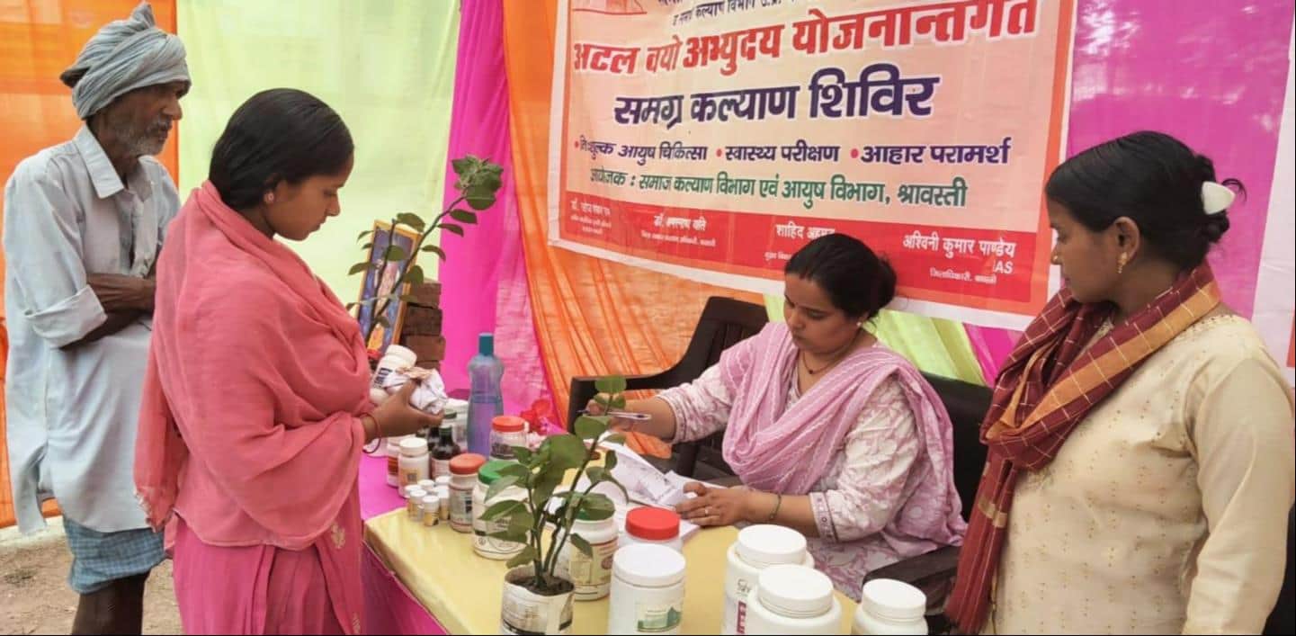  राजकीय आयुर्वेदिक चिकित्सालय हेमपुर तराई में आयोजित चिकित्सा शिविर में मरीजों का इलाज करती चि